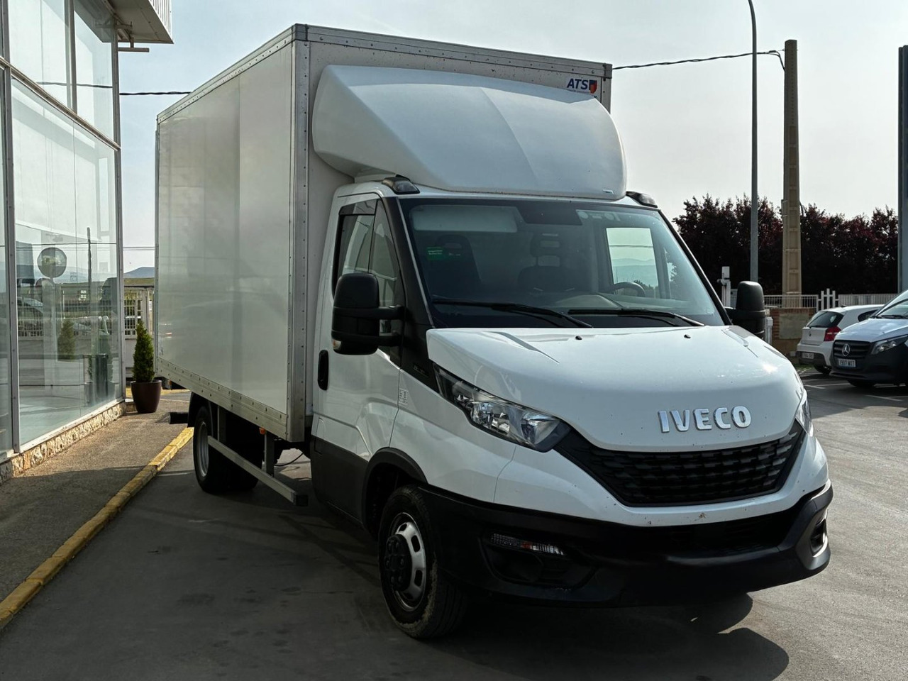 Caja cerrada con plataforma elevadora IVECO 35C16 20m3 - Koffer Transporter: das Bild 3 Caja cerrada con plataforma elevadora IVECO 35C16 20m3 - Koffer Transporter: das Bild 3
