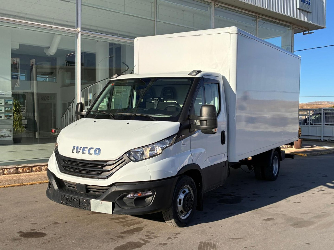 Caja cerrada con plataforma elevadora IVECO 35C16 20m3 - Koffer Transporter: das Bild 1 Caja cerrada con plataforma elevadora IVECO 35C16 20m3 - Koffer Transporter: das Bild 1