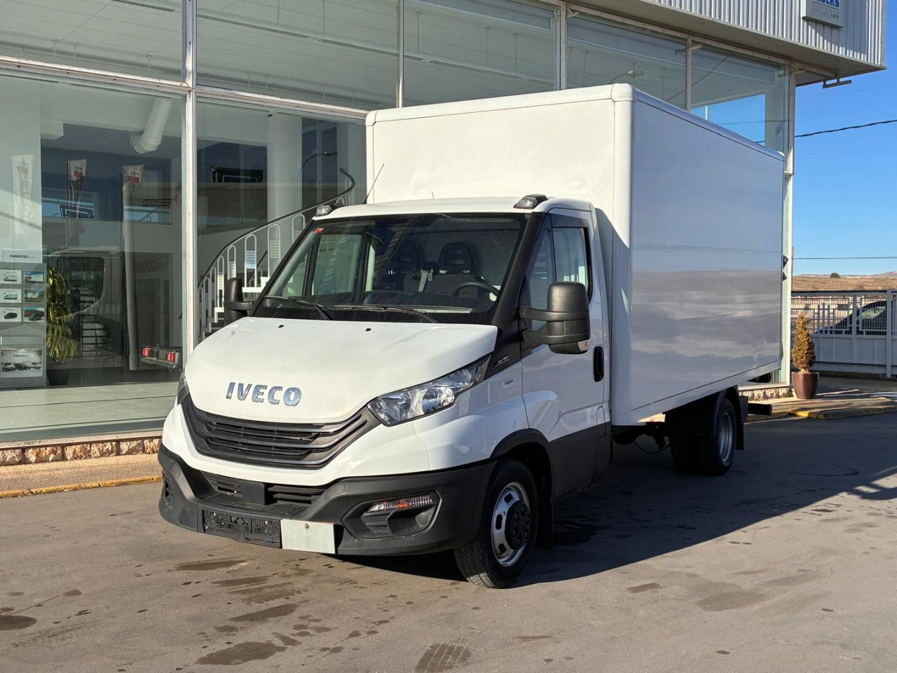 Caja cerrada con plataforma elevadora IVECO 35C16 20m3 - Koffer Transporter: das Bild 1 Caja cerrada con plataforma elevadora IVECO 35C16 20m3 - Koffer Transporter: das Bild 1