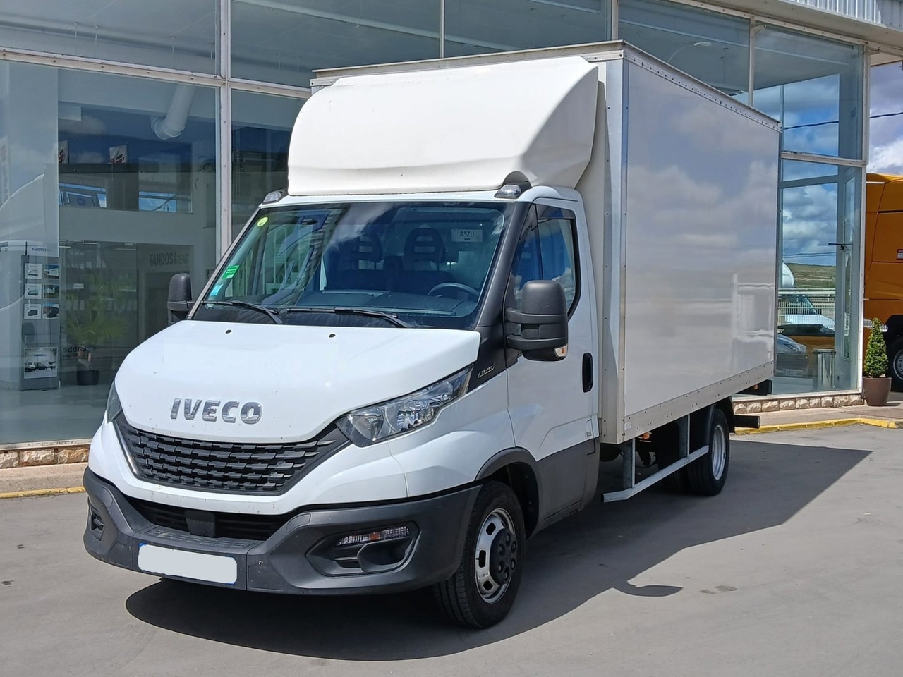Caja cerrada con plataforma elevadora IVECO 35C16 20m3 - Koffer Transporter: das Bild 1 Caja cerrada con plataforma elevadora IVECO 35C16 20m3 - Koffer Transporter: das Bild 1