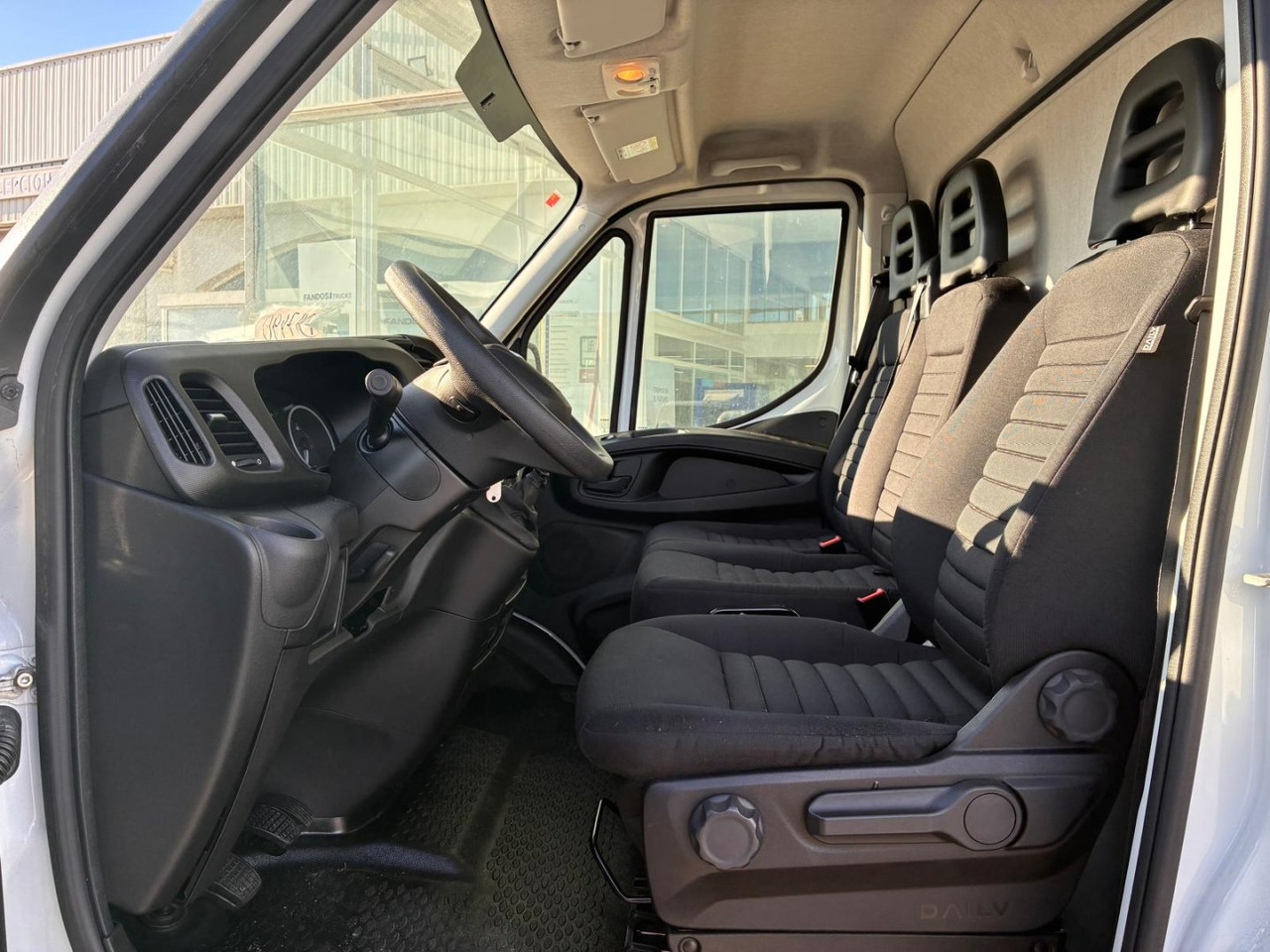 Caja cerrada con plataforma elevadora IVECO 35C16 20m3 - Koffer Transporter: das Bild 5 Caja cerrada con plataforma elevadora IVECO 35C16 20m3 - Koffer Transporter: das Bild 5