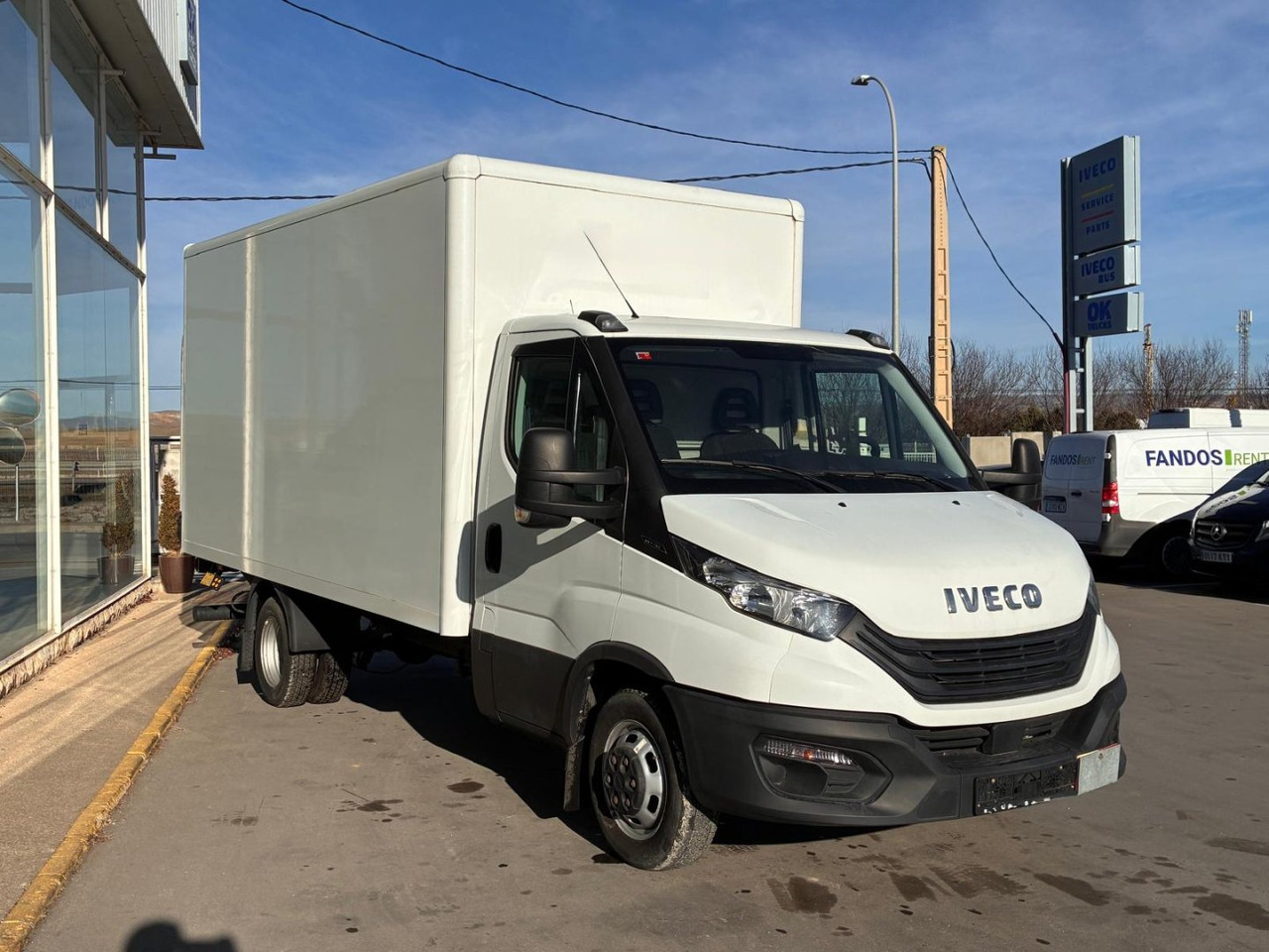Caja cerrada con plataforma elevadora IVECO 35C16 20m3 - Koffer Transporter: das Bild 3 Caja cerrada con plataforma elevadora IVECO 35C16 20m3 - Koffer Transporter: das Bild 3