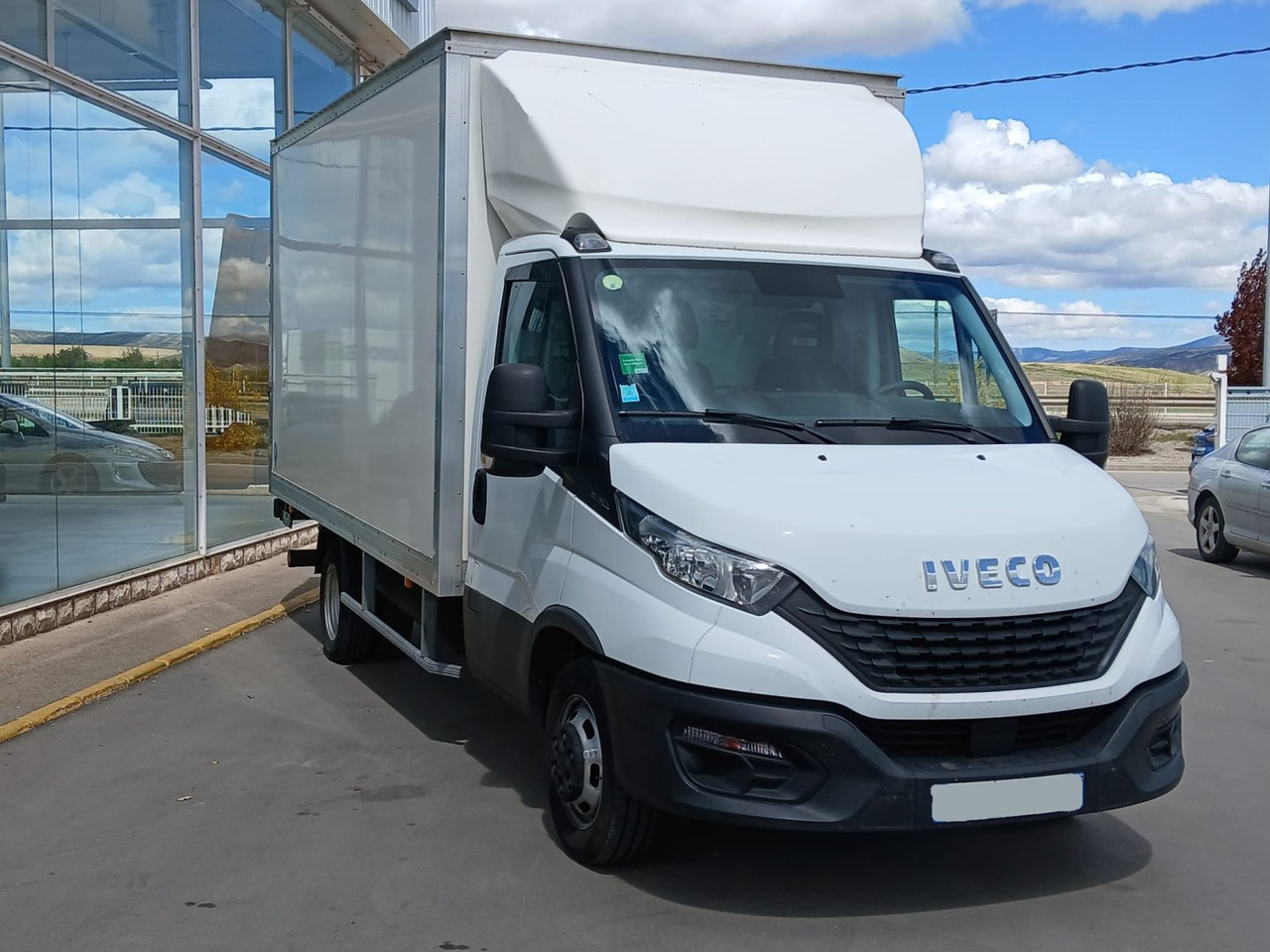 Caja cerrada con plataforma elevadora IVECO 35C16 20m3 - Koffer Transporter: das Bild 3 Caja cerrada con plataforma elevadora IVECO 35C16 20m3 - Koffer Transporter: das Bild 3
