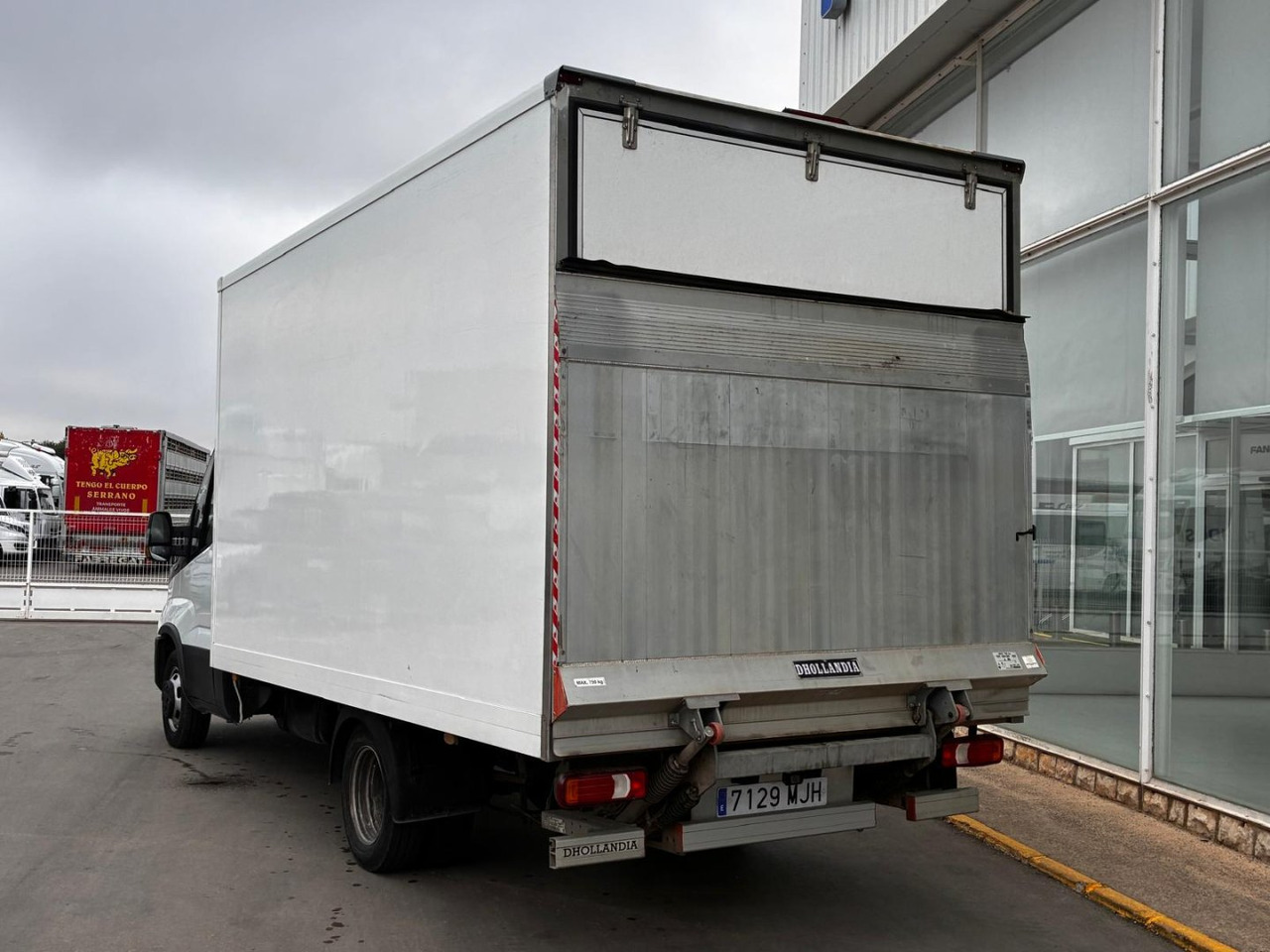 Caja cerrada con plataforma elevadora IVECO 35C16 3.0 20m3 con puerta lateral - Koffer Transporter: das Bild 4 Caja cerrada con plataforma elevadora IVECO 35C16 3.0 20m3 con puerta lateral - Koffer Transporter: das Bild 4