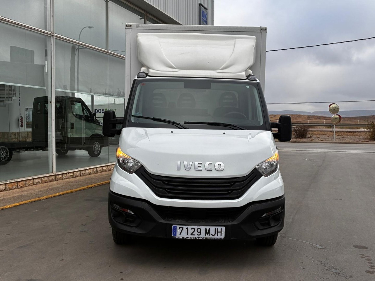 Caja cerrada con plataforma elevadora IVECO 35C16 3.0 20m3 con puerta lateral - Koffer Transporter: das Bild 2 Caja cerrada con plataforma elevadora IVECO 35C16 3.0 20m3 con puerta lateral - Koffer Transporter: das Bild 2