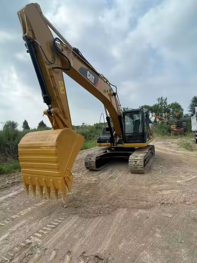 CATERPILLAR 320D2L - Kettenbagger: das Bild 3 CATERPILLAR 320D2L - Kettenbagger: das Bild 3