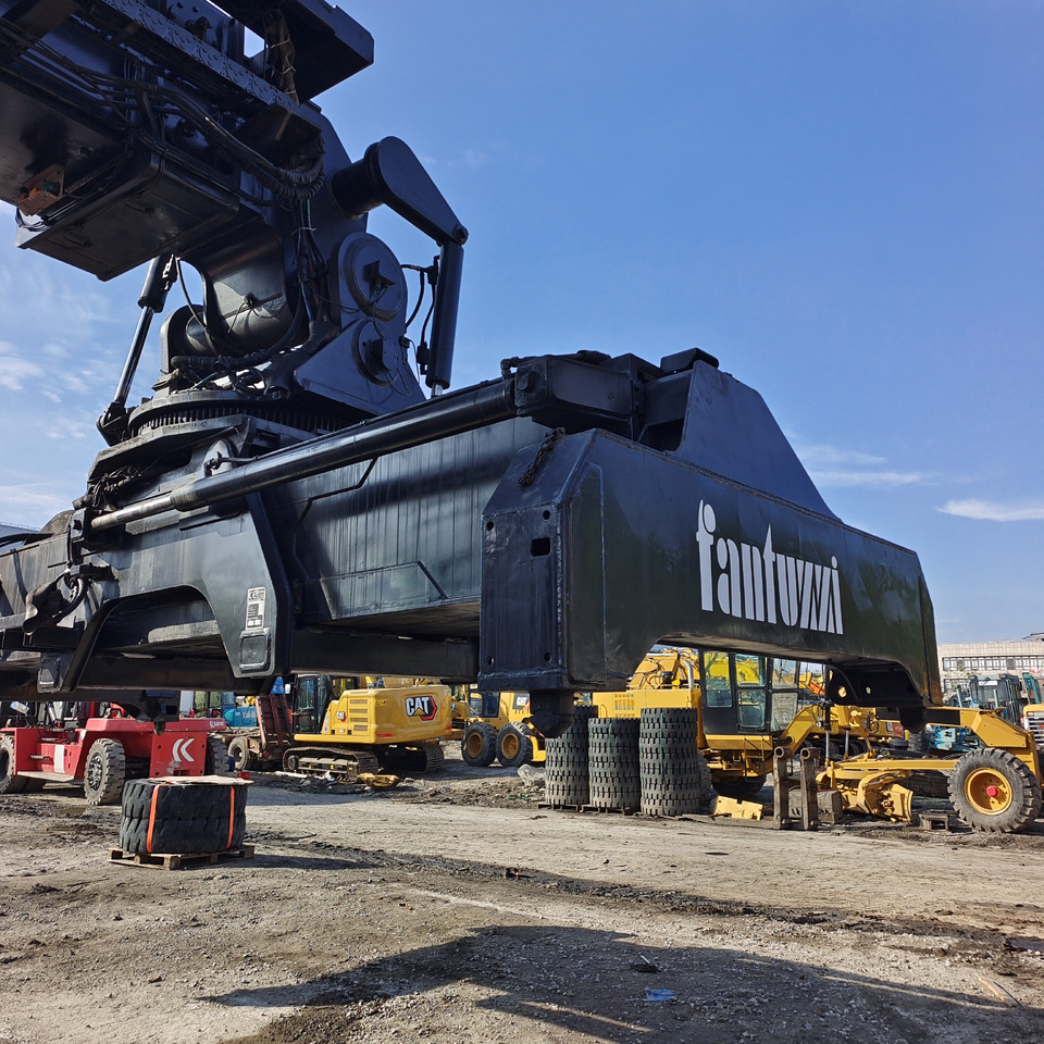 Reach stacker FANTUZZI CS45KMHD: das Bild 12