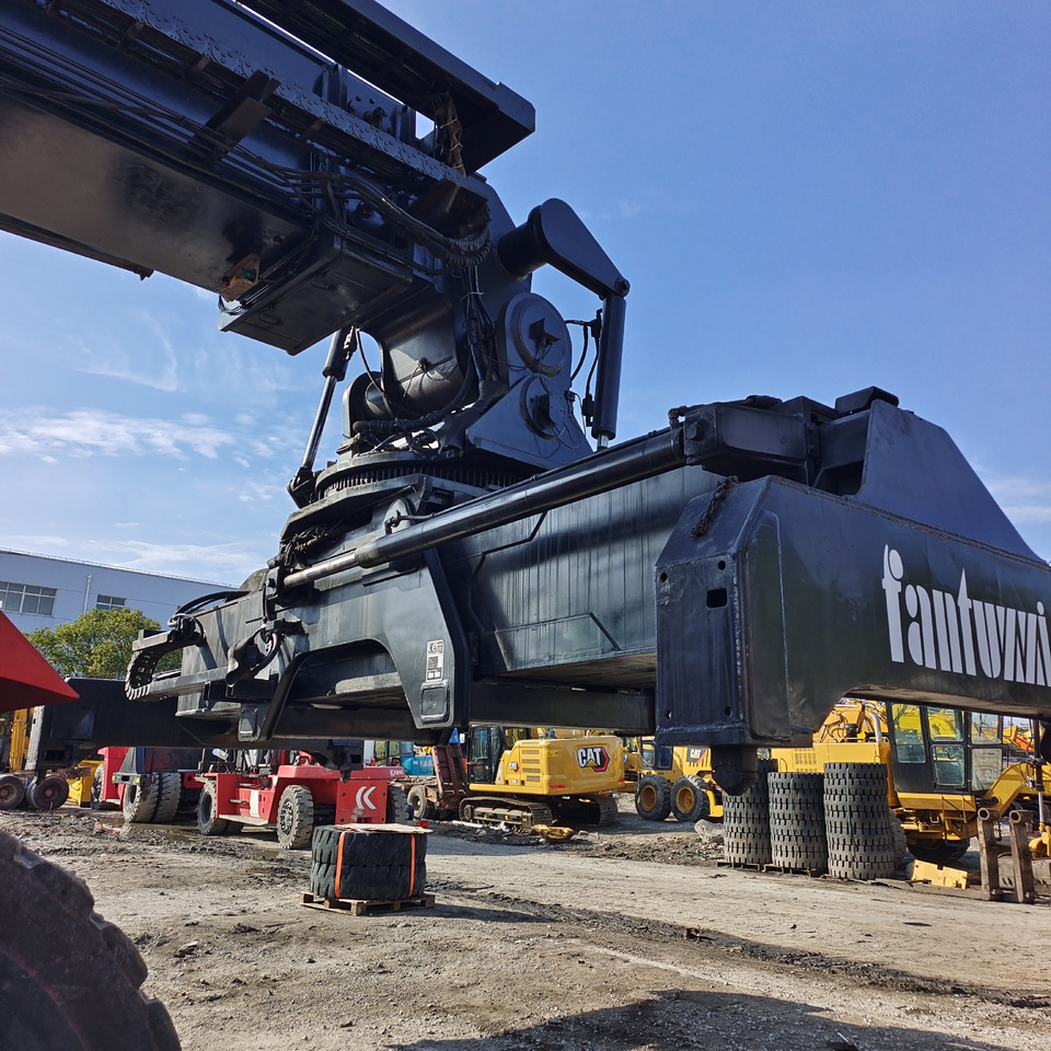 Reach stacker FANTUZZI CS45KMHD: das Bild 11
