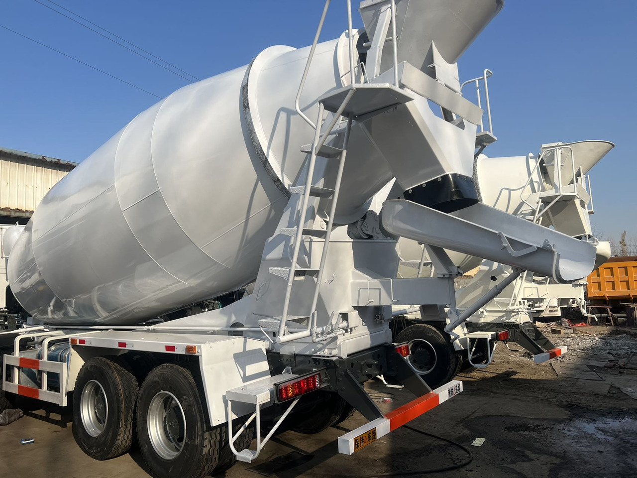 SINOTRUK HOWO 8*4 16 CBM CAPACITY - Fahrmischer: das Bild 5 SINOTRUK HOWO 8*4 16 CBM CAPACITY - Fahrmischer: das Bild 5