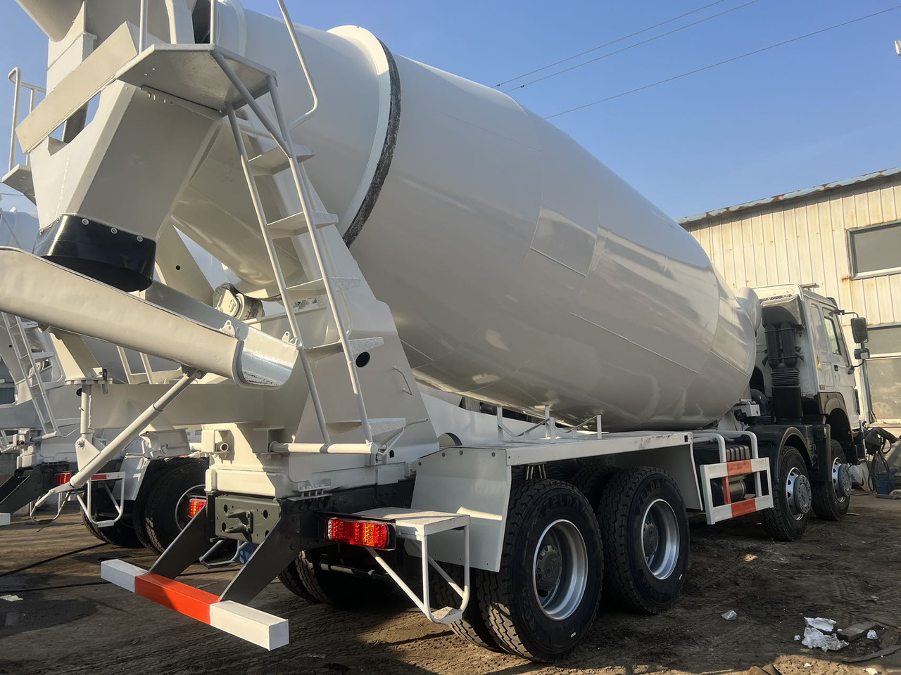 SINOTRUK HOWO 8*4 16 CBM CAPACITY - Fahrmischer: das Bild 2 SINOTRUK HOWO 8*4 16 CBM CAPACITY - Fahrmischer: das Bild 2