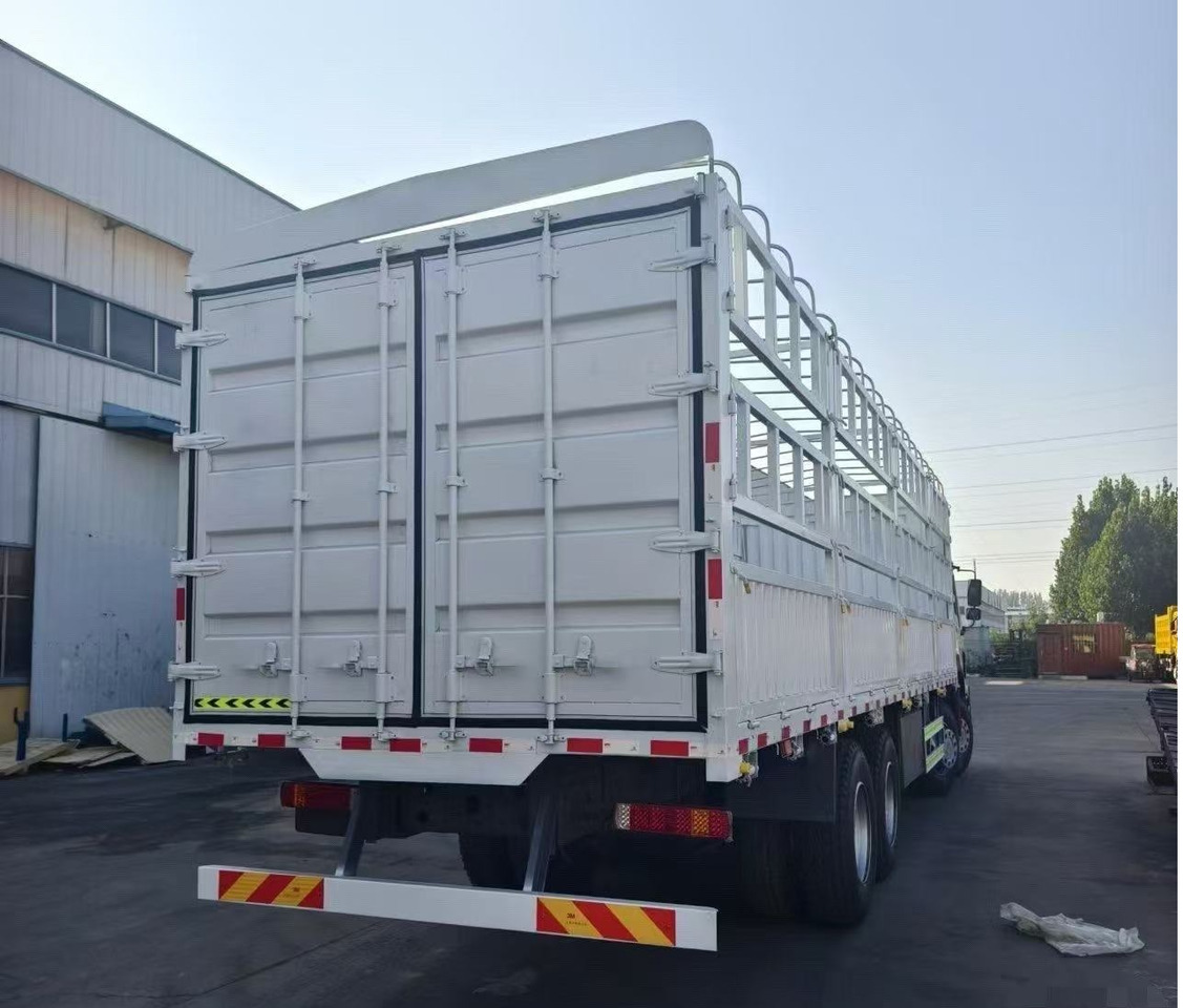 SINOTRUK HOWO 8*4 WITH FENCE 12 WHEELS TIRES 6*4 371 375 380 400 420 HP - Tiertransporter LKW: das Bild 4 SINOTRUK HOWO 8*4 WITH FENCE 12 WHEELS TIRES 6*4 371 375 380 400 420 HP - Tiertransporter LKW: das Bild 4