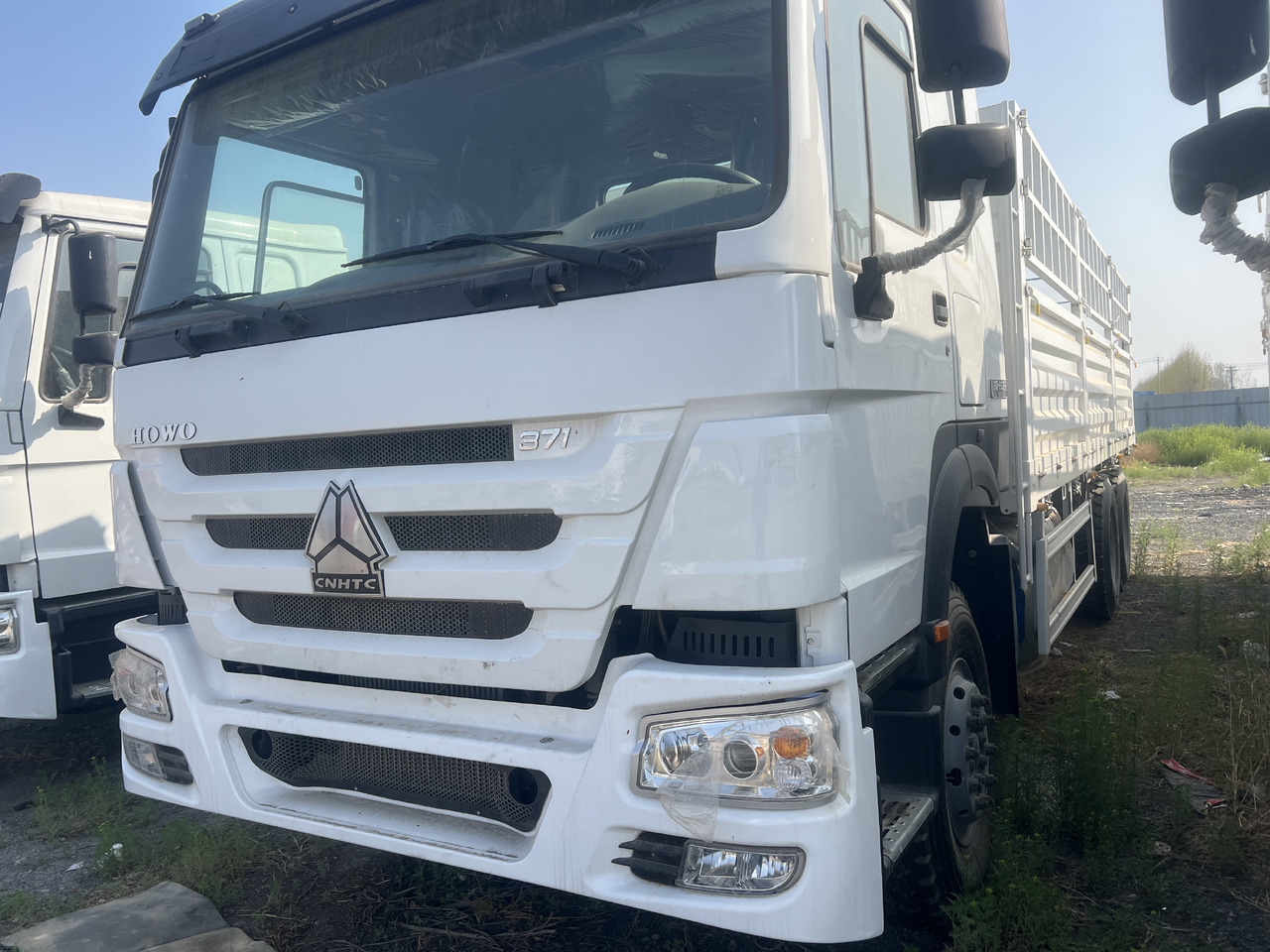 SINOTRUK HOWO Tipper Dump Truck with Fence 6*4 8*4 - Tiertransporter LKW: das Bild 1 SINOTRUK HOWO Tipper Dump Truck with Fence 6*4 8*4 - Tiertransporter LKW: das Bild 1