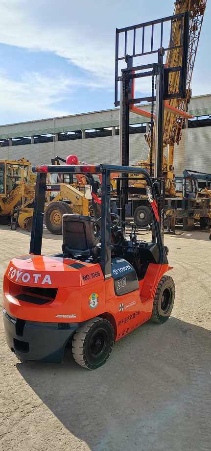 TOYOTA FD 30 - Gabelstapler: das Bild 4 TOYOTA FD 30 - Gabelstapler: das Bild 4