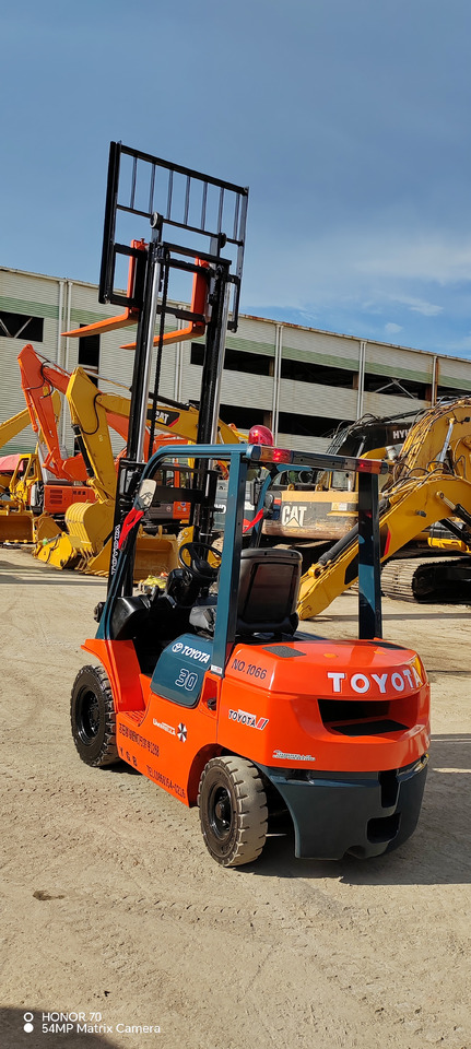 TOYOTA FD30 - Gabelstapler: das Bild 1 TOYOTA FD30 - Gabelstapler: das Bild 1