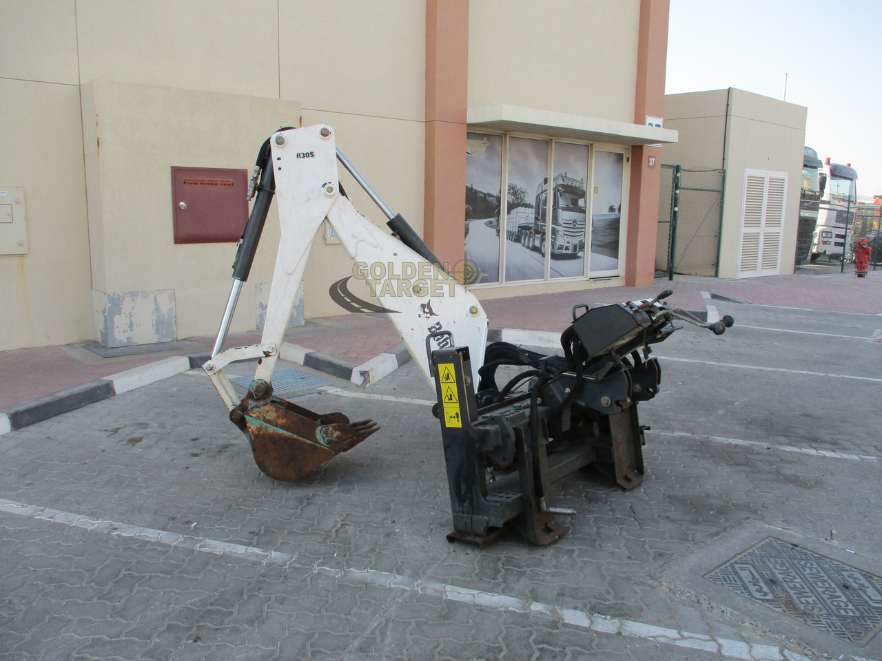 BOBCAT Skid Steer R30S Backhoe Attachment - Ladeschaufel für Kompaktlader: das Bild 3 BOBCAT Skid Steer R30S Backhoe Attachment - Ladeschaufel für Kompaktlader: das Bild 3