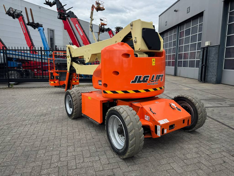 JLG E 450 AJ - Gelenkarmbühne: das Bild 2 JLG E 450 AJ - Gelenkarmbühne: das Bild 2