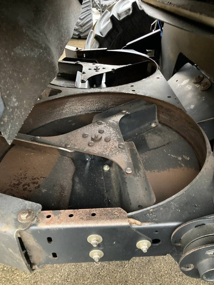 Mähdrescher New Holland CR 9090 Elevation: das Bild 15