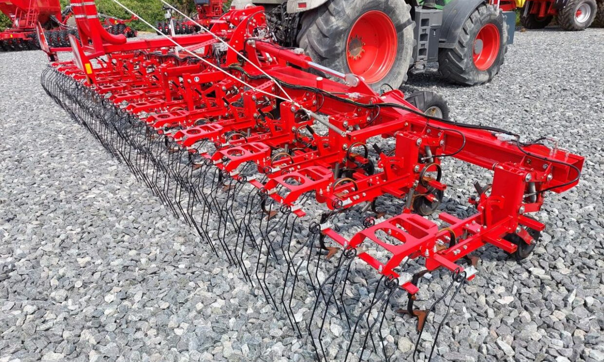 Horsch Transformer 9 VF - Wiesenstriegel: das Bild 1 Horsch Transformer 9 VF - Wiesenstriegel: das Bild 1