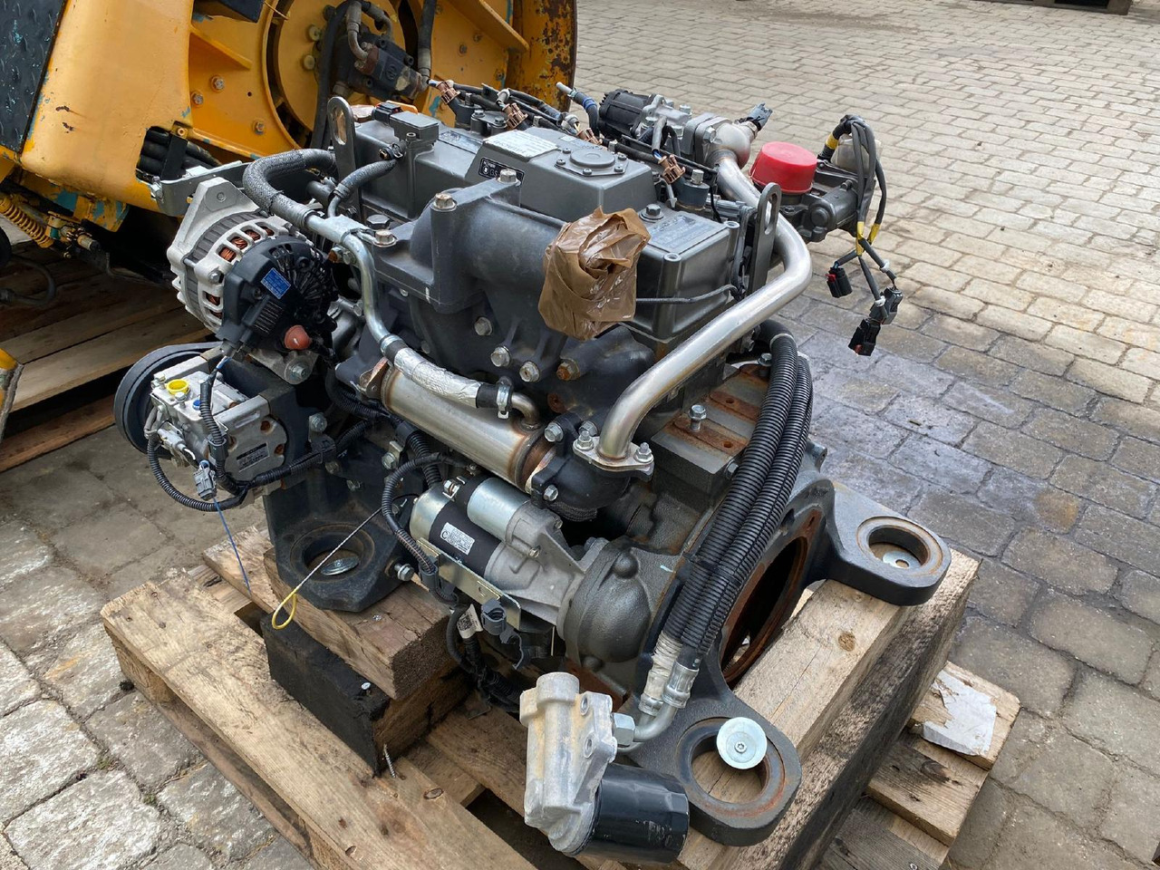 Yanmar Hitachi 4TNV 98C aus ZX 85 - Motor für Baumaschine: das Bild 2 Yanmar Hitachi 4TNV 98C aus ZX 85 - Motor für Baumaschine: das Bild 2