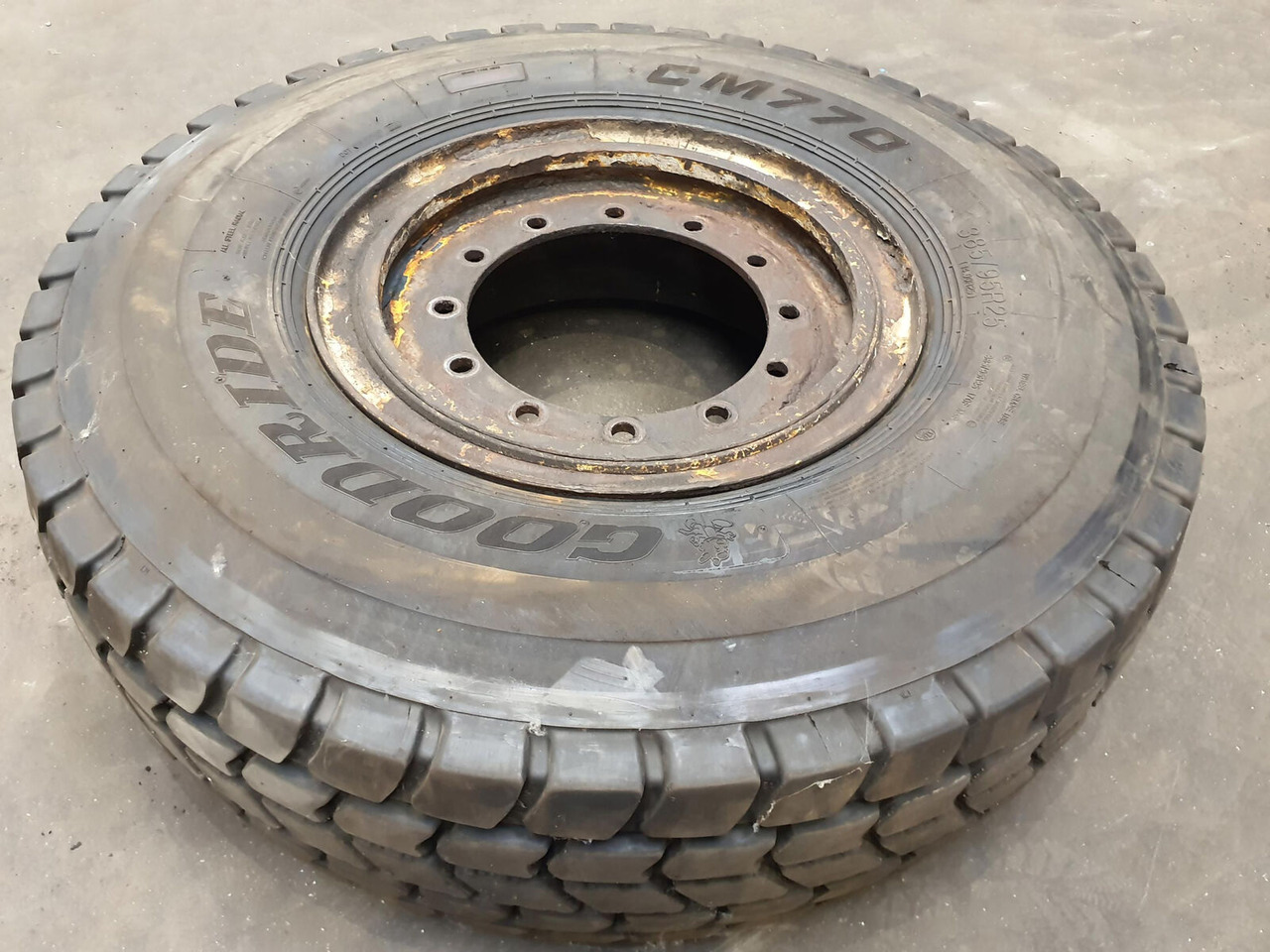 Grove Wheel 385/95R25 12 5.4 3p - Komplettrad für Kran: das Bild 2 Grove Wheel 385/95R25 12 5.4 3p - Komplettrad für Kran: das Bild 2