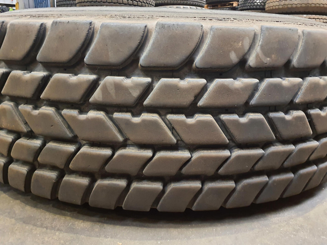 Grove Wheel 445/95R25 12 13.4 2p alu - Komplettrad für Kran: das Bild 3 Grove Wheel 445/95R25 12 13.4 2p alu - Komplettrad für Kran: das Bild 3