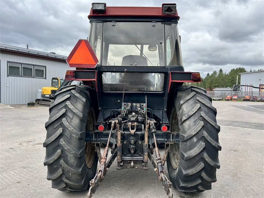 Case IH 685XL ETUKUORMAAJALLA - Traktor: das Bild 5 Case IH 685XL ETUKUORMAAJALLA - Traktor: das Bild 5