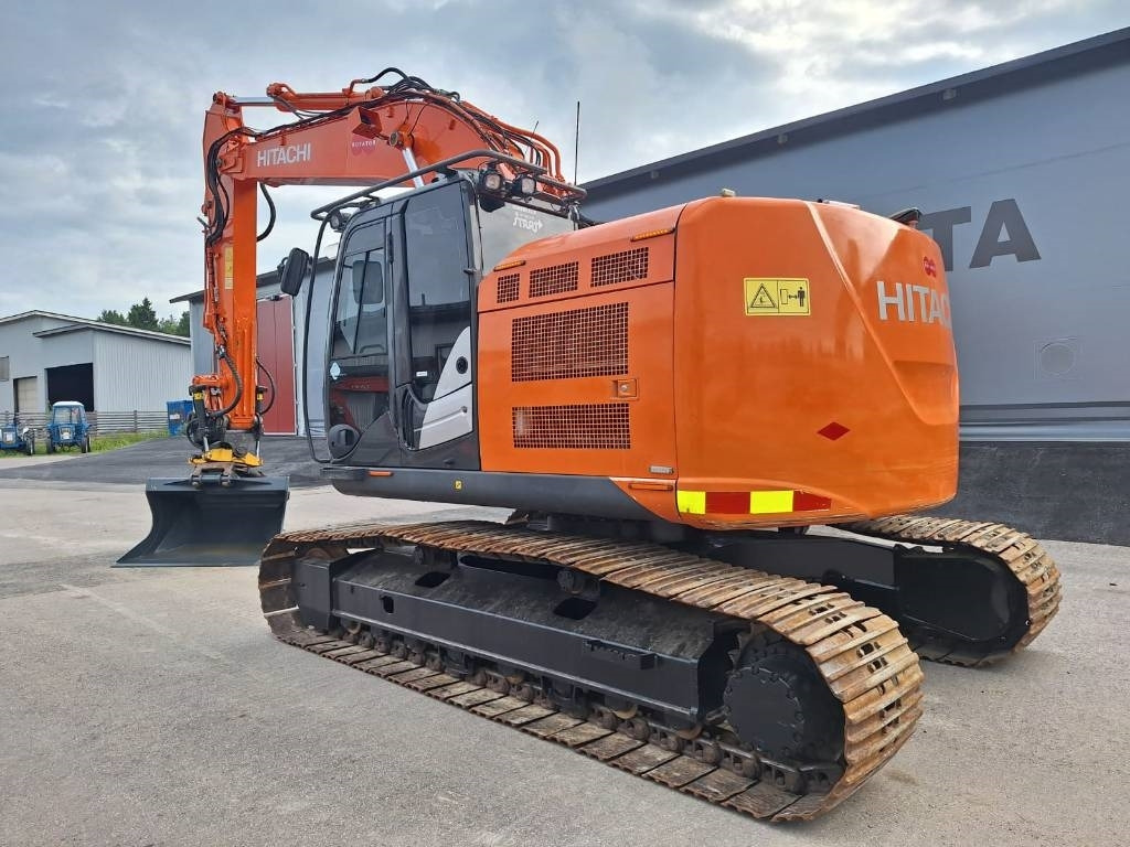 Hitachi ZX225USLC-5 PYÖRITTÄJÄLLÄ - Kettenbagger: das Bild 2 Hitachi ZX225USLC-5 PYÖRITTÄJÄLLÄ - Kettenbagger: das Bild 2
