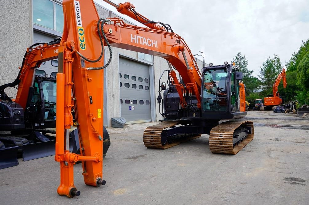 Hitachi ZX225USLC-6 - Kettenbagger: das Bild 3 Hitachi ZX225USLC-6 - Kettenbagger: das Bild 3