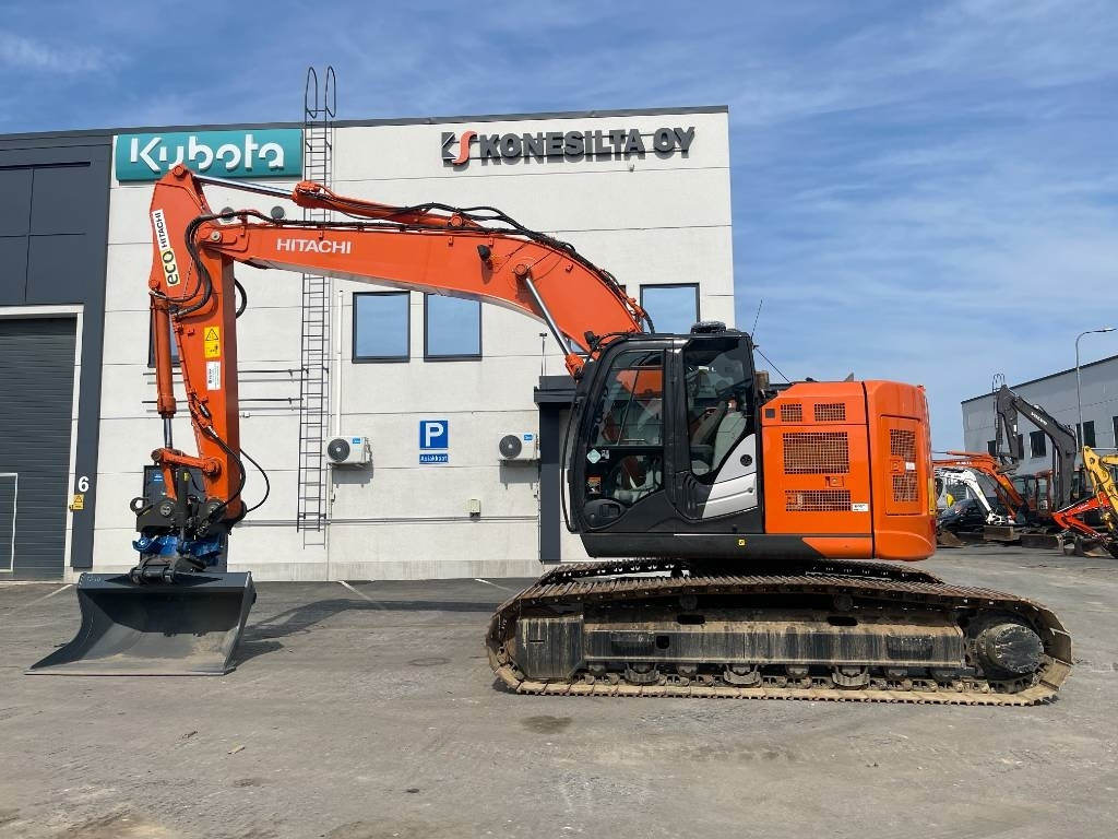 Hitachi ZX225USLC-6 PYÖRITTÄJÄLLÄ - Kettenbagger: das Bild 1 Hitachi ZX225USLC-6 PYÖRITTÄJÄLLÄ - Kettenbagger: das Bild 1