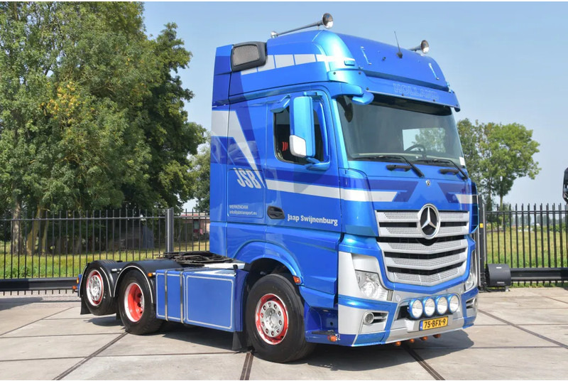 Mercedes-Benz Actros 2745 6x2 - EURO 6 - AIRCO - 2 x FUEL TANKS - 2 BEDS - SLIDING FIFTH WHEEL - SPECIAL BUMPER - TOP CONDITION - - Sattelzugmaschine: das Bild 1 Mercedes-Benz Actros 2745 6x2 - EURO 6 - AIRCO - 2 x FUEL TANKS - 2 BEDS - SLIDING FIFTH WHEEL - SPECIAL BUMPER - TOP CONDITION - - Sattelzugmaschine: das Bild 1