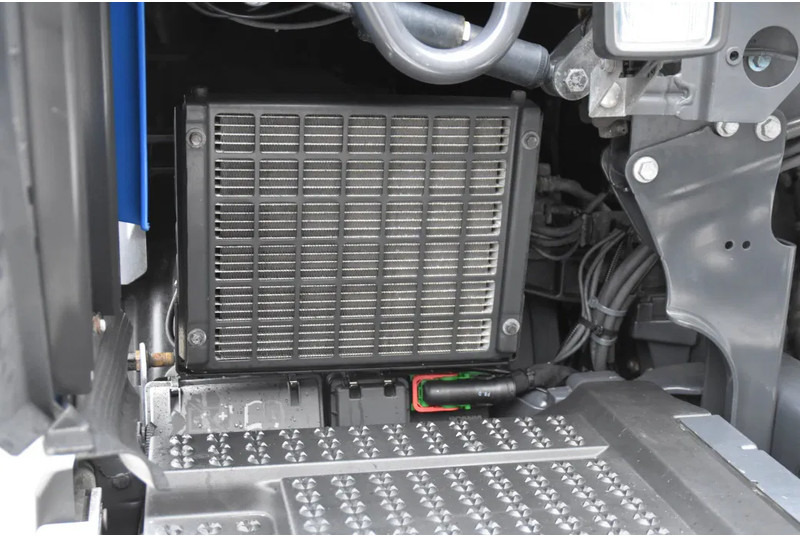 Sattelzugmaschine Scania R460 NGS 4x2 - SUPER - RETARDER - 325 TKM - PARK. AIRCO - ACC - NAVI - 2 x FUEL TANKS - TOP CONDITION -: das Bild 9