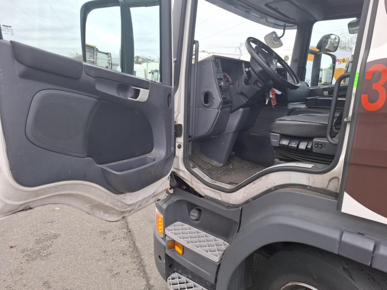 SCANIA SCANIA P250 Fourgon Hayon - Fahrgestell LKW: das Bild 2 SCANIA SCANIA P250 Fourgon Hayon - Fahrgestell LKW: das Bild 2