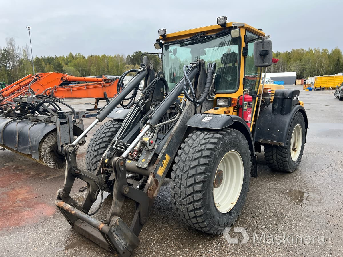 Redskapsbärare Lundberg 6240 med redskap och kombispridare - Radlader: das Bild 1 Redskapsbärare Lundberg 6240 med redskap och kombispridare - Radlader: das Bild 1