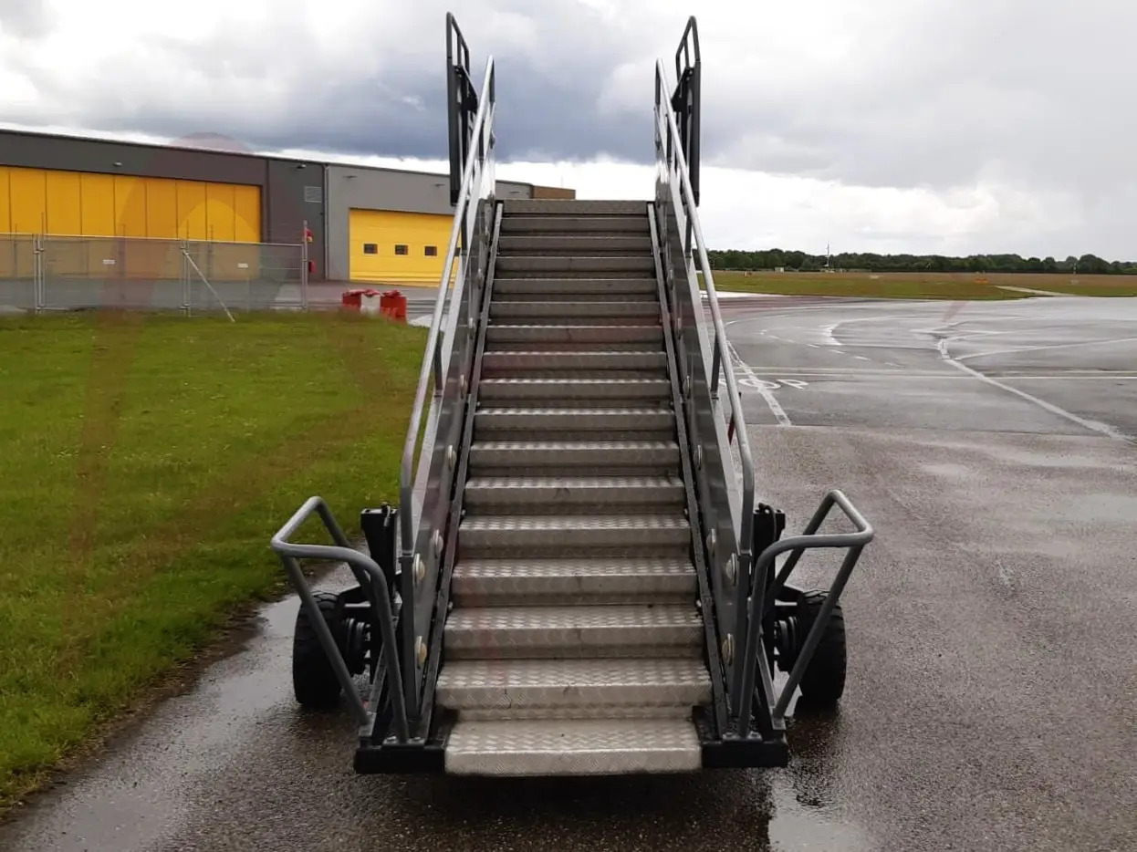 AMSS SKYWAY 66-148 - Passagiertreppe: das Bild 2 AMSS SKYWAY 66-148 - Passagiertreppe: das Bild 2