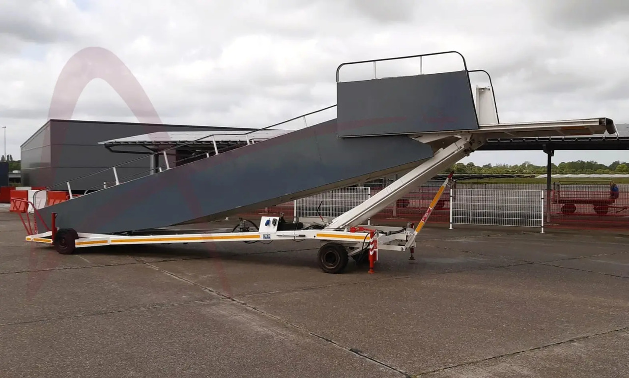 AMSS SKYWAY 96-232 - Passagiertreppe: das Bild 2 AMSS SKYWAY 96-232 - Passagiertreppe: das Bild 2