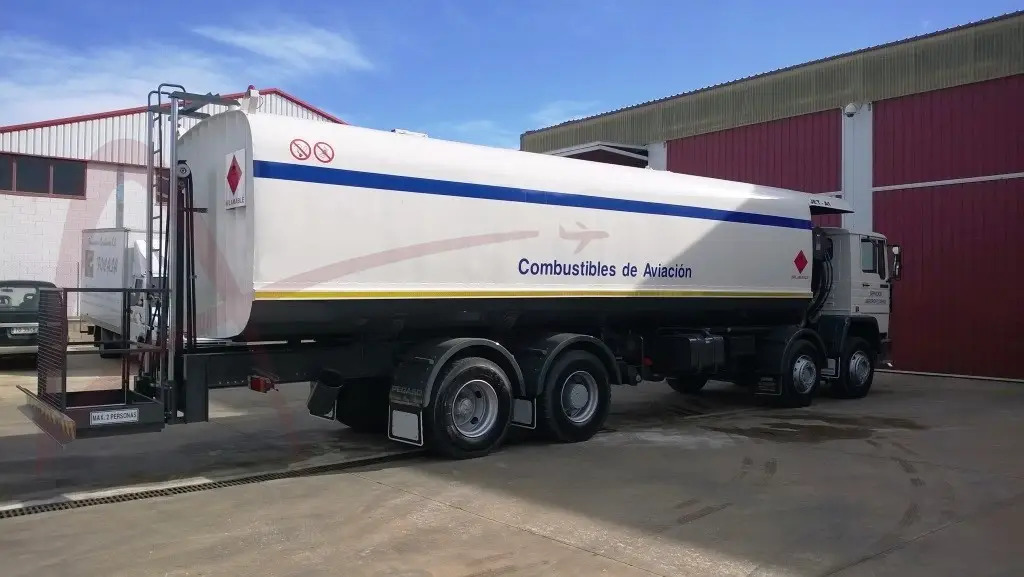 JET A1 - Tankwagen: das Bild 2 JET A1 - Tankwagen: das Bild 2