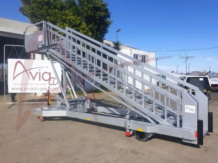 MASTER EQUIPMENT STR710-14 - Passagiertreppe: das Bild 4 MASTER EQUIPMENT STR710-14 - Passagiertreppe: das Bild 4