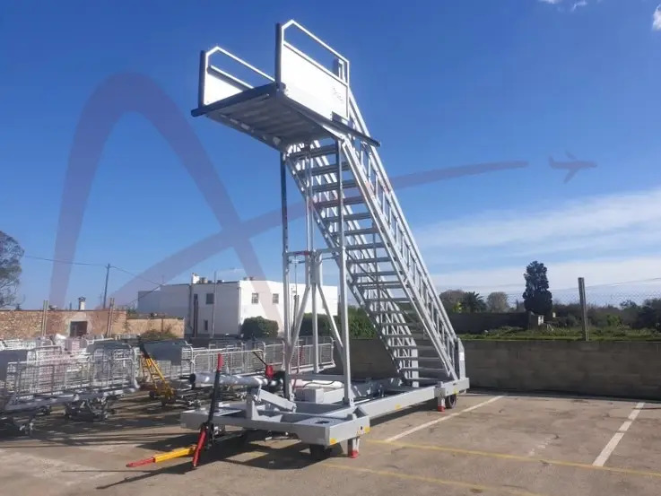 MASTER EQUIPMENT STR710-14 - Passagiertreppe: das Bild 3 MASTER EQUIPMENT STR710-14 - Passagiertreppe: das Bild 3