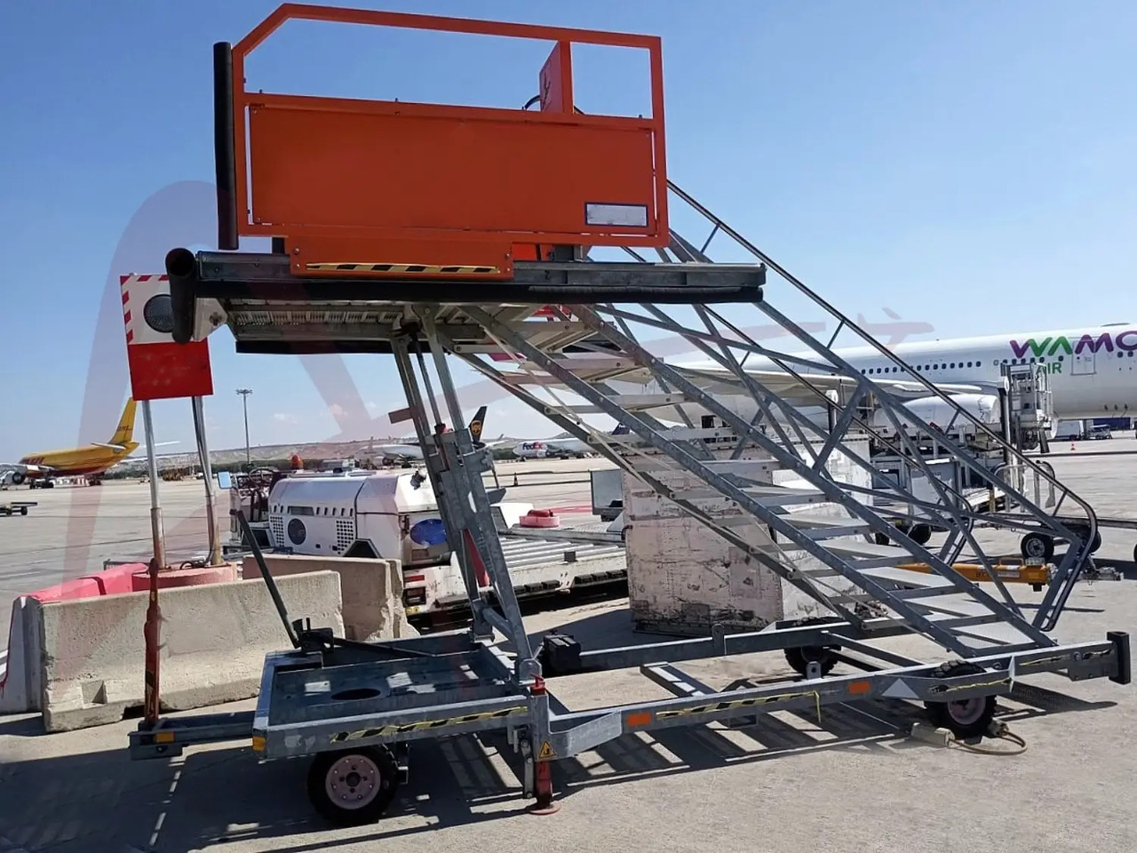 MASTER EQUIPMENT STR716 - Passagiertreppe: das Bild 1 MASTER EQUIPMENT STR716 - Passagiertreppe: das Bild 1