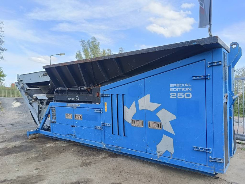Forus eggersmann SE250 shredder wood waste 2017 1392 uur - Brecher: das Bild 1 Forus eggersmann SE250 shredder wood waste 2017 1392 uur - Brecher: das Bild 1