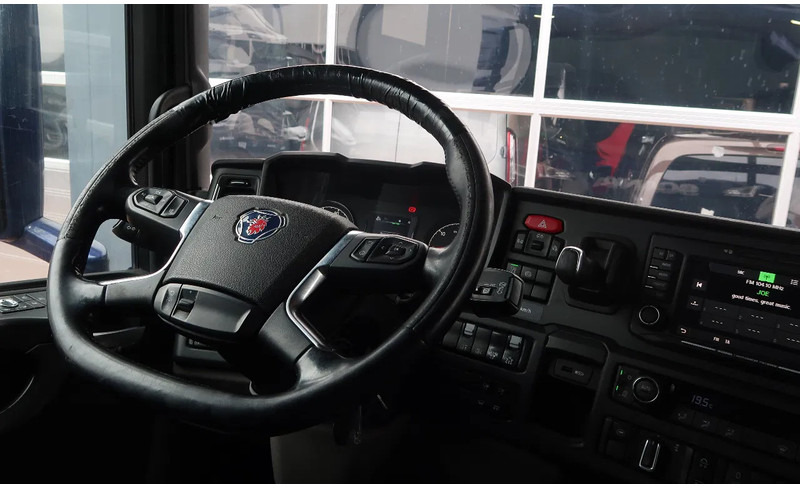 Scania P500 6x2/ FULL AIR/ HYDRAULIC/ LEATHER/ 2.950 WB/ DIFF LOCK/ SLIDE DISH - Sattelzugmaschine: das Bild 5 Scania P500 6x2/ FULL AIR/ HYDRAULIC/ LEATHER/ 2.950 WB/ DIFF LOCK/ SLIDE DISH - Sattelzugmaschine: das Bild 5