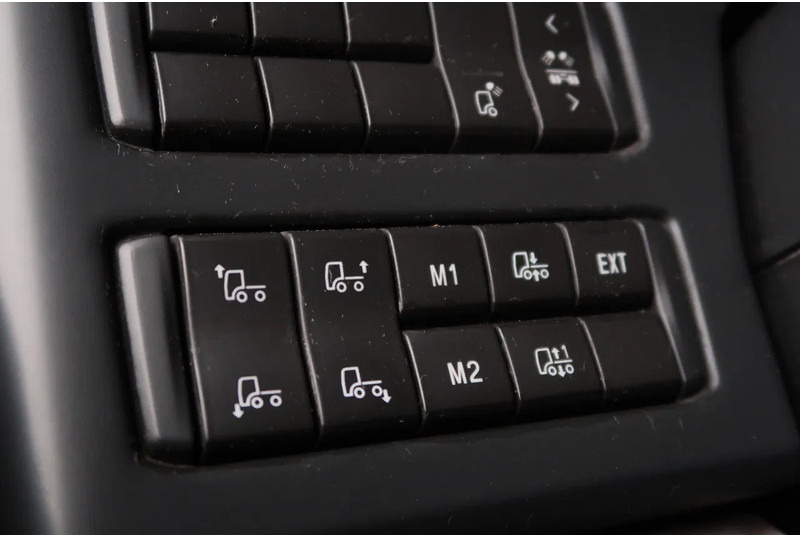 Scania P500 6x2/ FULL AIR/ HYDRAULIC/ LEATHER/ 2.950 WB/ DIFF LOCK/ SLIDE DISH - Sattelzugmaschine: das Bild 4 Scania P500 6x2/ FULL AIR/ HYDRAULIC/ LEATHER/ 2.950 WB/ DIFF LOCK/ SLIDE DISH - Sattelzugmaschine: das Bild 4