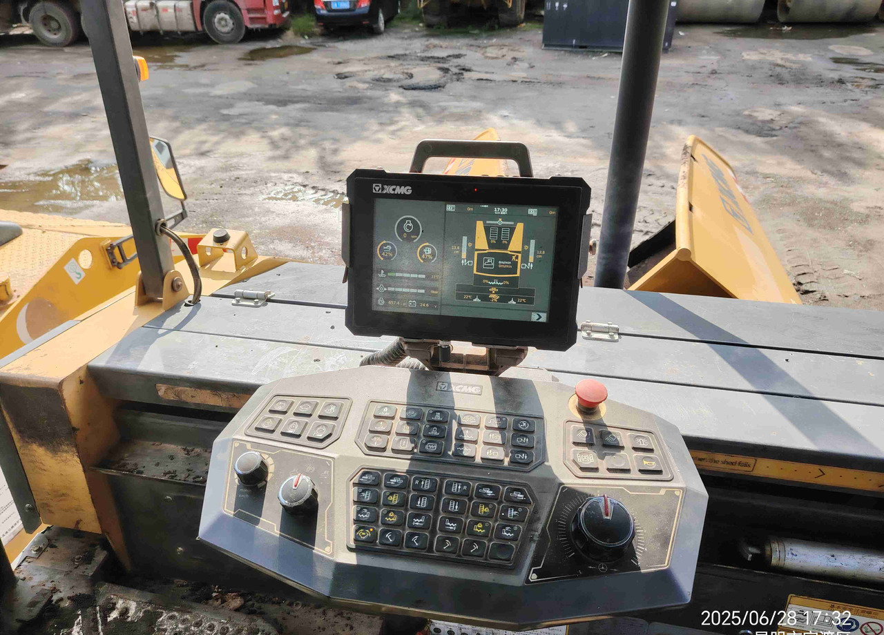 XCMG RP905HDIV used hydraulic mobile asphalt paver - Asphaltfertiger/ Straßenfertiger: das Bild 4 XCMG RP905HDIV used hydraulic mobile asphalt paver - Asphaltfertiger/ Straßenfertiger: das Bild 4