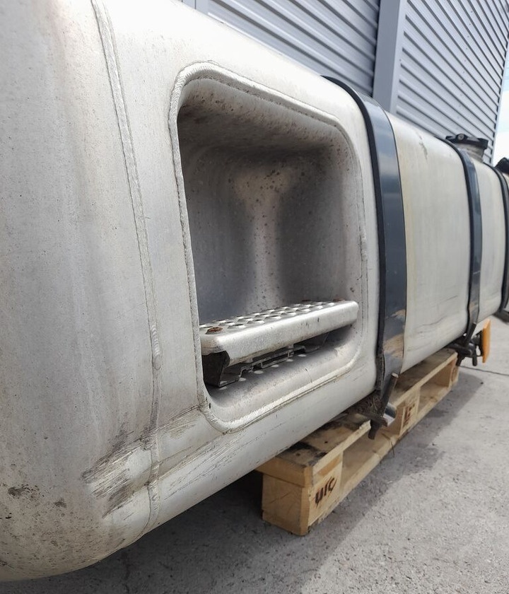 Mercedes-Benz ACTROS MP4 660L A9604703501 Mercedes-Benz truck - Kraftstofftank für LKW: das Bild 3 Mercedes-Benz ACTROS MP4 660L A9604703501 Mercedes-Benz truck - Kraftstofftank für LKW: das Bild 3