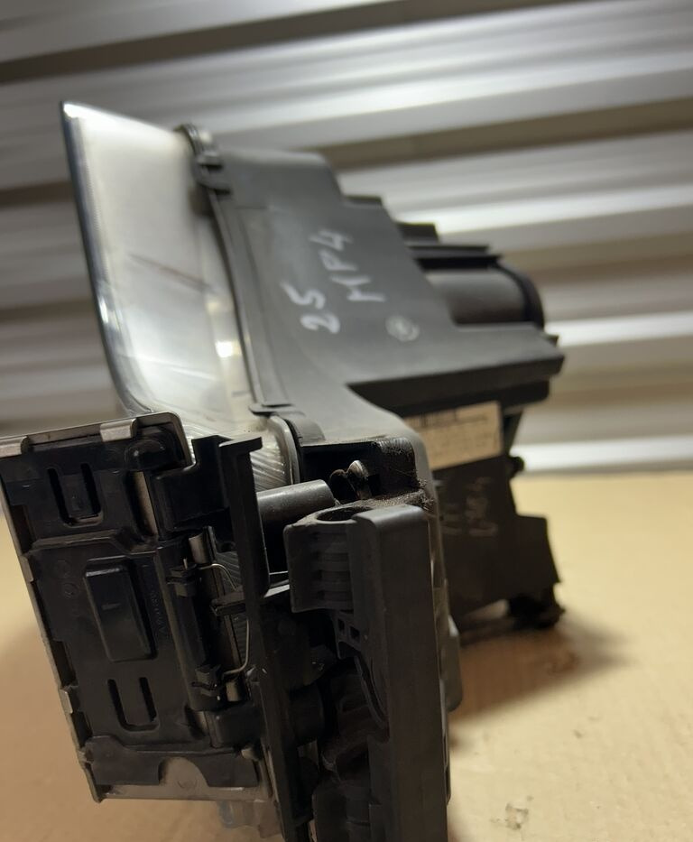 Mercedes-Benz ACTROS MP4 A9608200739 Mercedes-Benz ACTROS MP4 truck - Hauptscheinwerfer für LKW: das Bild 2 Mercedes-Benz ACTROS MP4 A9608200739 Mercedes-Benz ACTROS MP4 truck - Hauptscheinwerfer für LKW: das Bild 2