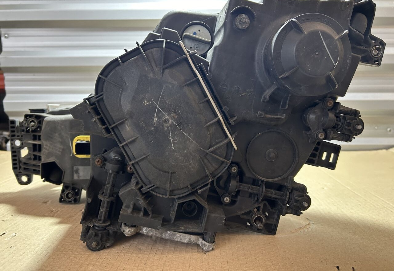 Mercedes-Benz ACTROS MP4 A9608200739 Mercedes-Benz ACTROS MP4 truck - Hauptscheinwerfer für LKW: das Bild 4 Mercedes-Benz ACTROS MP4 A9608200739 Mercedes-Benz ACTROS MP4 truck - Hauptscheinwerfer für LKW: das Bild 4