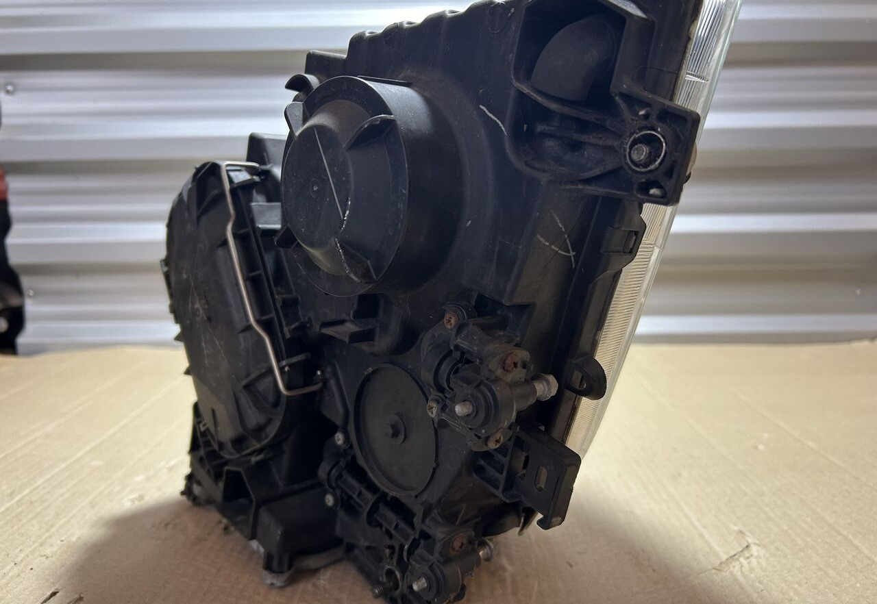 Mercedes-Benz ACTROS MP4 A9608200739 Mercedes-Benz ACTROS MP4 truck - Hauptscheinwerfer für LKW: das Bild 5 Mercedes-Benz ACTROS MP4 A9608200739 Mercedes-Benz ACTROS MP4 truck - Hauptscheinwerfer für LKW: das Bild 5