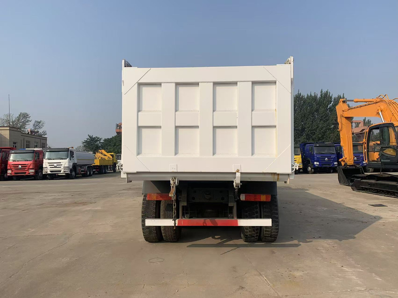 Howo Heavy-Duty 8x4 Howo Dump Truck 460HP/510HP 24.2T Payload 40T GVW ABS Brake - Kipper: das Bild 4 Howo Heavy-Duty 8x4 Howo Dump Truck 460HP/510HP 24.2T Payload 40T GVW ABS Brake - Kipper: das Bild 4