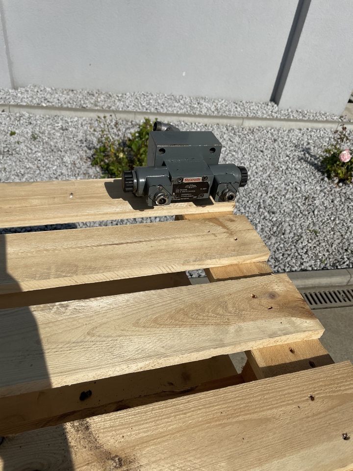 LIEBHERR R906 - Hydraulik ventil: das Bild 3 LIEBHERR R906 - Hydraulik ventil: das Bild 3