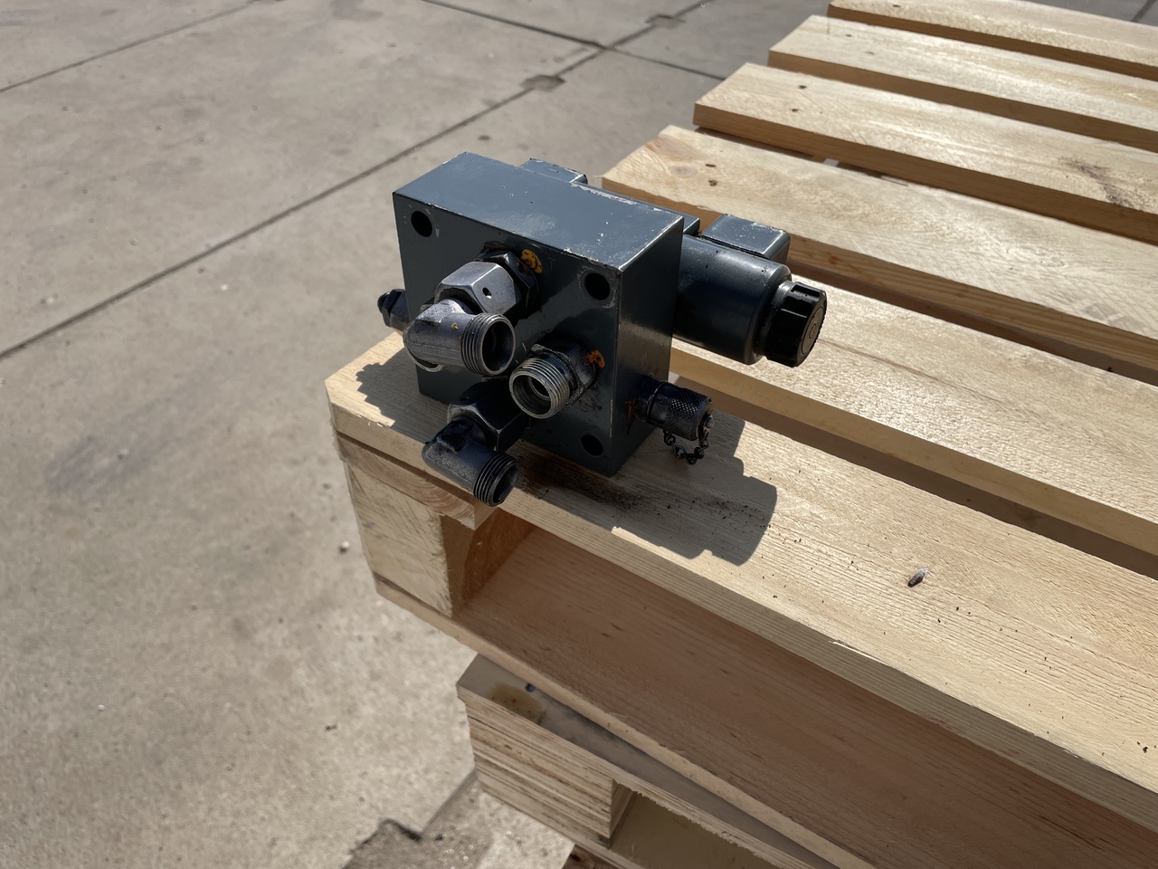 LIEBHERR R906 - Hydraulik ventil: das Bild 4 LIEBHERR R906 - Hydraulik ventil: das Bild 4